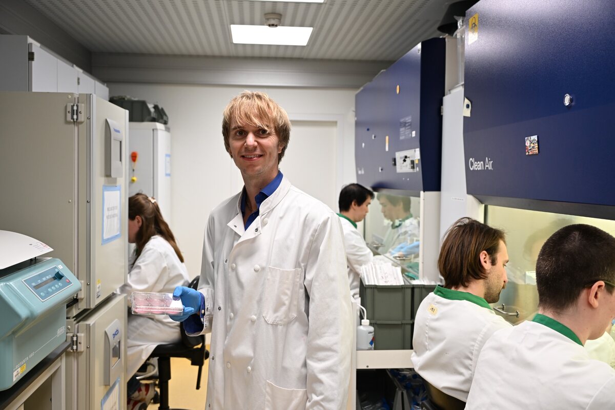 Vincent van Unen working with colleagues in the laboratory at LUMC